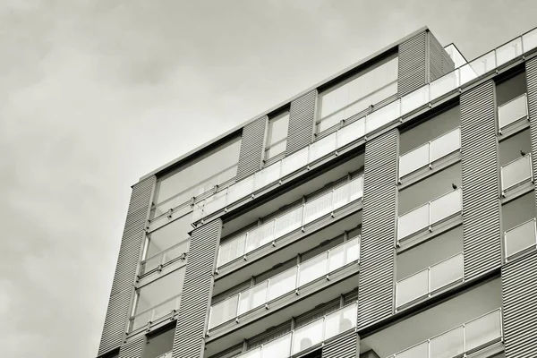 Modern apartman dış görünüşü. siyah ve beyaz.