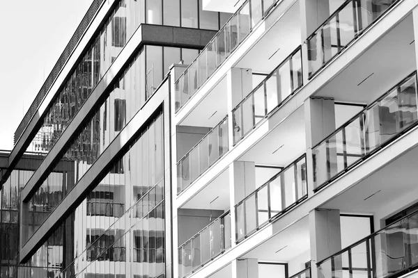 Modern apartman dış görünüşü. siyah ve beyaz.