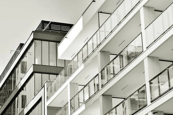 Modern apartman dış görünüşü. siyah ve beyaz.