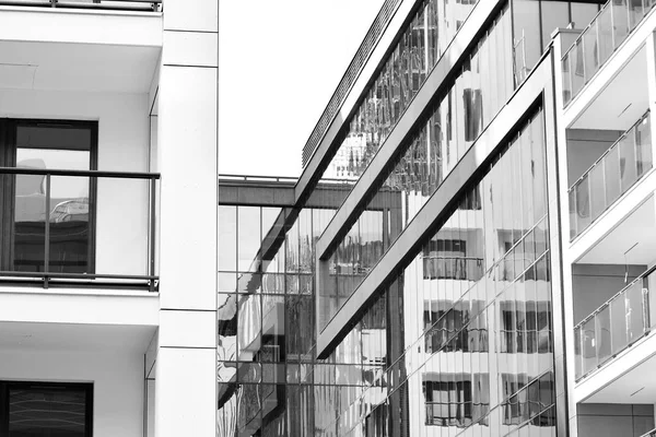 Modern apartman dış görünüşü. siyah ve beyaz.