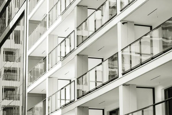 Modern apartman dış görünüşü. siyah ve beyaz.