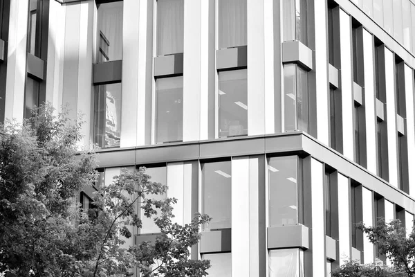 Modern ofis binası duvar yapılmış çelik ve cam. Siyah ve beyaz.