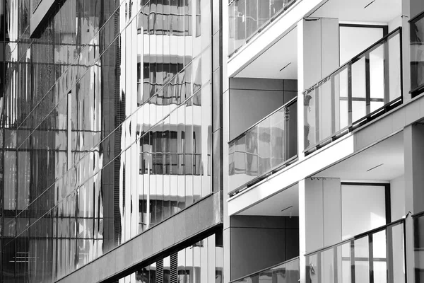 Modern apartman dış görünüşü. siyah ve beyaz.