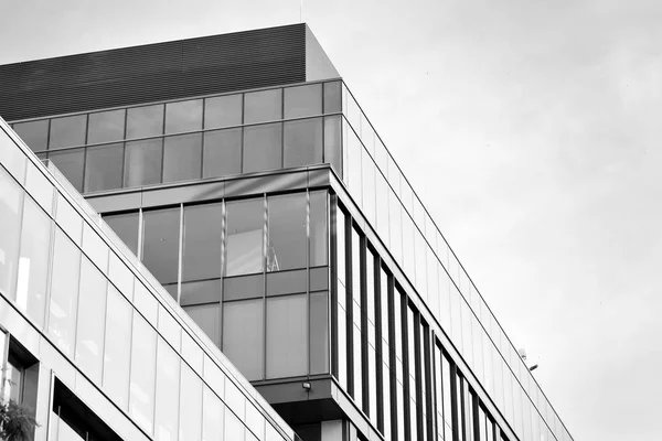 Modern ofis binası duvar yapılmış çelik ve cam. Siyah ve beyaz.