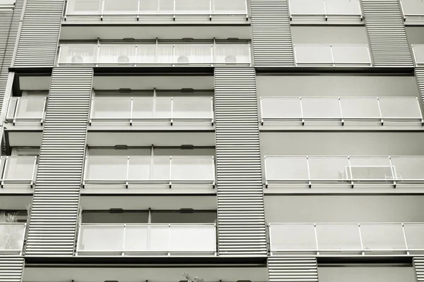 Modern apartman dış görünüşü. siyah ve beyaz.