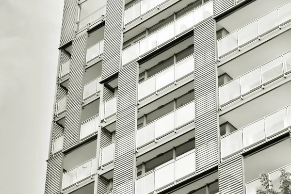 Modern apartman dış görünüşü. siyah ve beyaz.