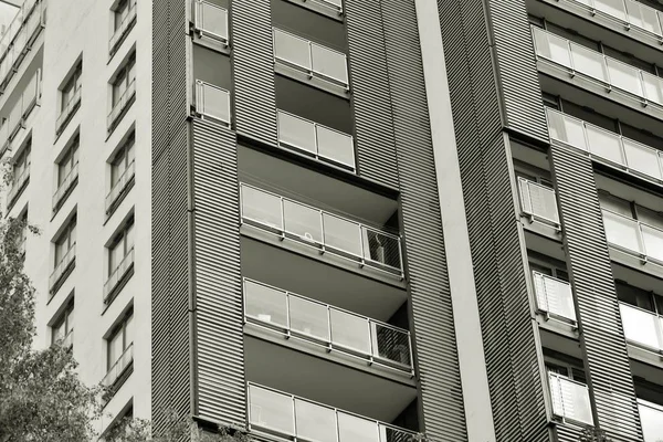 Modern apartman dış görünüşü. siyah ve beyaz.