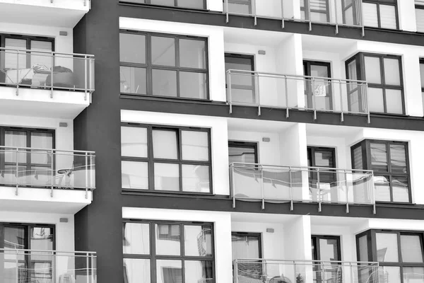 Modern apartman dış görünüşü. siyah ve beyaz.