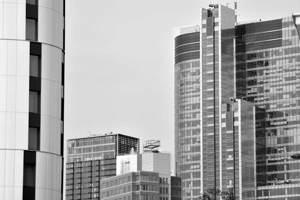 Modern ofis binası duvar yapılmış çelik ve cam. Siyah ve beyaz.