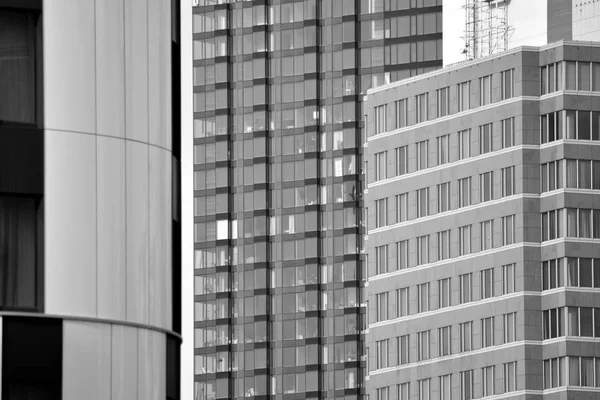 Modern ofis binası duvar yapılmış çelik ve cam. Siyah ve beyaz.