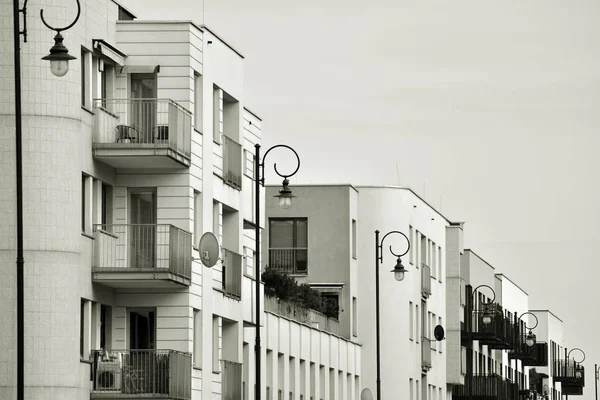 Modern apartman dış görünüşü. siyah ve beyaz.