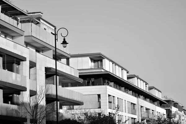 Modern apartman dış görünüşü. siyah ve beyaz.
