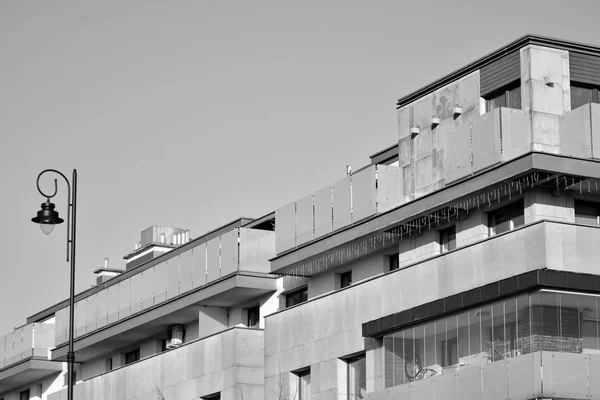 Modern apartman dış görünüşü. siyah ve beyaz.