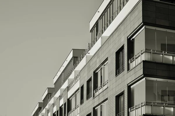 Modern apartman dış görünüşü. siyah ve beyaz.