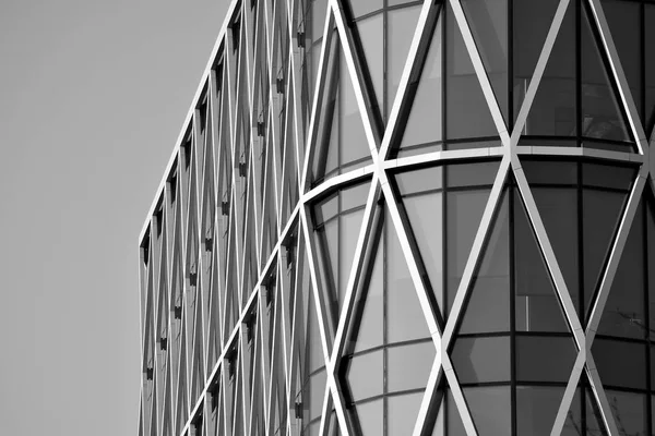 Modern ofis binası duvar yapılmış çelik ve cam. Siyah ve beyaz.