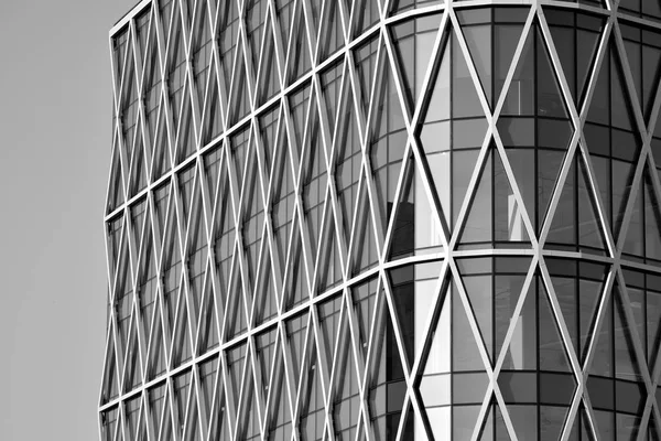 Modern ofis binası duvar yapılmış çelik ve cam. Siyah ve beyaz.