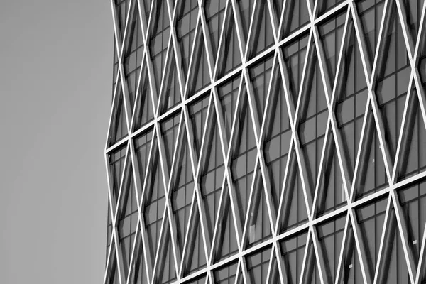 Modern ofis binası duvar yapılmış çelik ve cam. Siyah ve beyaz.