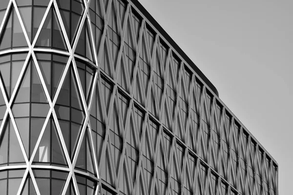 Modern ofis binası duvar yapılmış çelik ve cam. Siyah ve beyaz.