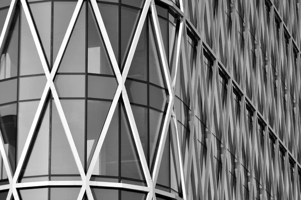 Modern ofis binası duvar yapılmış çelik ve cam. Siyah ve beyaz.