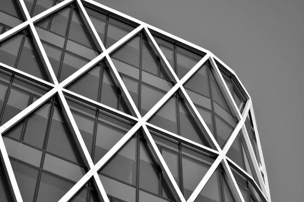 Modern ofis binası duvar yapılmış çelik ve cam. Siyah ve beyaz.