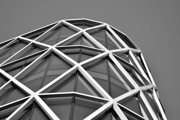 Modern ofis binası duvar yapılmış çelik ve cam. Siyah ve beyaz.