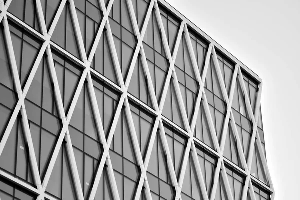 Modern ofis binası duvar yapılmış çelik ve cam. Siyah ve beyaz.