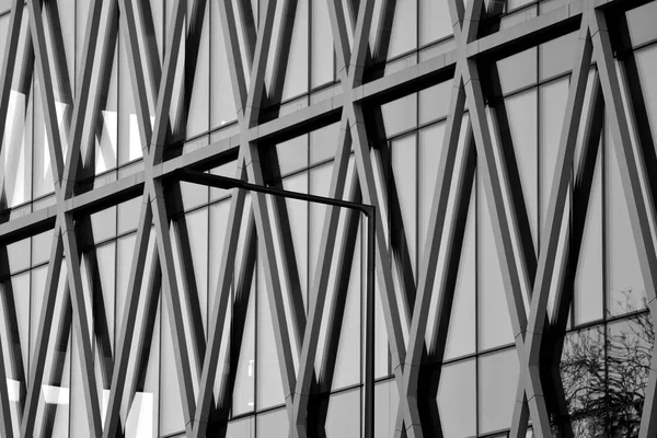 Modern ofis binası duvar yapılmış çelik ve cam. Siyah ve beyaz.