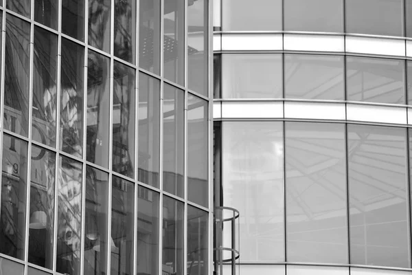 Modern ofis binası duvar yapılmış çelik ve cam. Siyah ve beyaz.