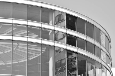 Modern ofis binası duvar yapılmış çelik ve cam. Siyah ve beyaz.