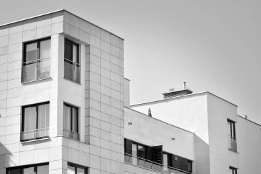 Modern apartman dış görünüşü. siyah ve beyaz.