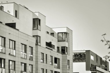 Modern apartman dış görünüşü. siyah ve beyaz.