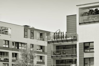 Modern apartman dış görünüşü. siyah ve beyaz.