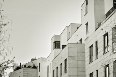 Modern apartman dış görünüşü. siyah ve beyaz.