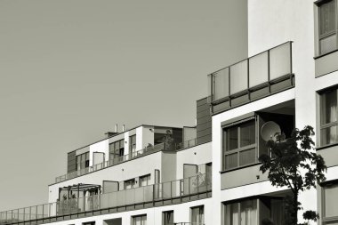 Modern apartman dış görünüşü. siyah ve beyaz.