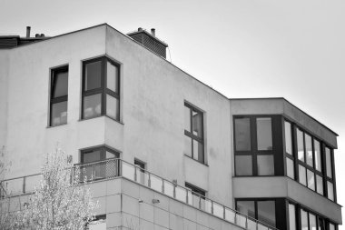 Modern apartman dış görünüşü. siyah ve beyaz.