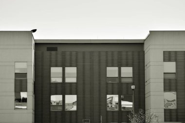 Modern ofis binası duvar yapılmış çelik ve cam. Siyah ve beyaz.