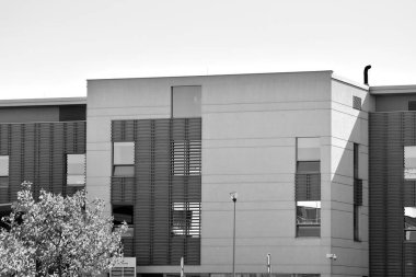 Modern apartman dış görünüşü. siyah ve beyaz.