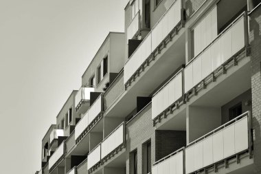 Modern apartman dış görünüşü. siyah ve beyaz.