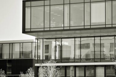 Kentsel arka plan, modern Cam cephe, detay ofis iş Binası