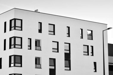 Modern apartman dış görünüşü. siyah ve beyaz.