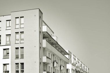 Modern apartman dış görünüşü. siyah ve beyaz.
