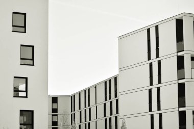 Modern apartman dış görünüşü. siyah ve beyaz.