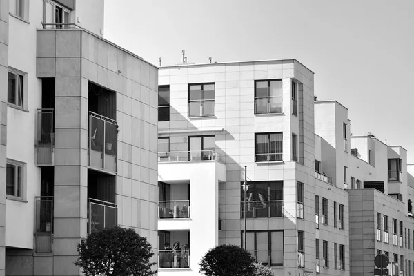 Modern apartman dış görünüşü. siyah ve beyaz.