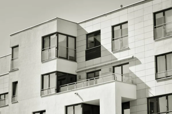 Modern apartman dış görünüşü. siyah ve beyaz.