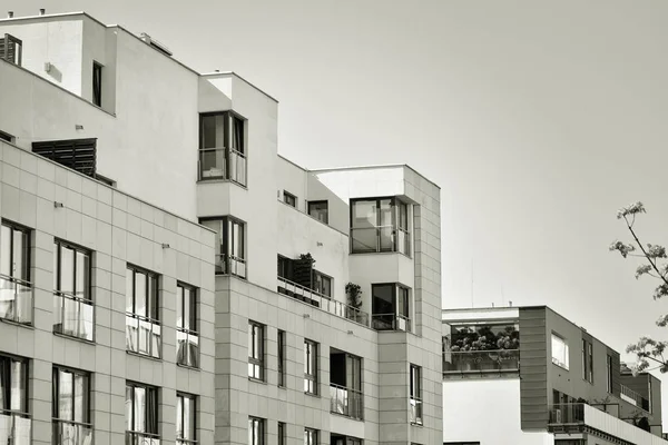 Modern apartman dış görünüşü. siyah ve beyaz.