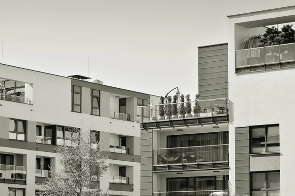 Modern apartman dış görünüşü. siyah ve beyaz.