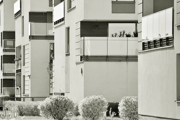 Modernes Mehrfamilienhaus Außen Schwarz Weiß — Stockfoto