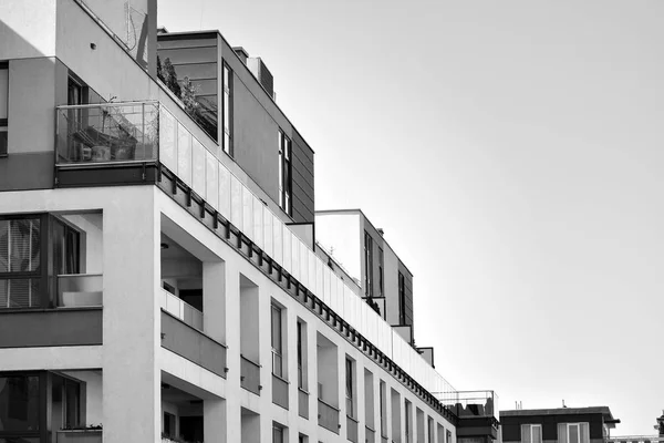 Modern Apartman Dış Görünüşü Siyah Beyaz — Stok fotoğraf