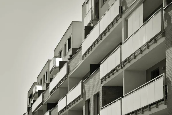 Modern apartman dış görünüşü. siyah ve beyaz.