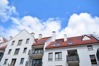 Mavi gökyüzü olan güneşli bir günde modern apartman binaları. Modern bir apartmanın cephesi